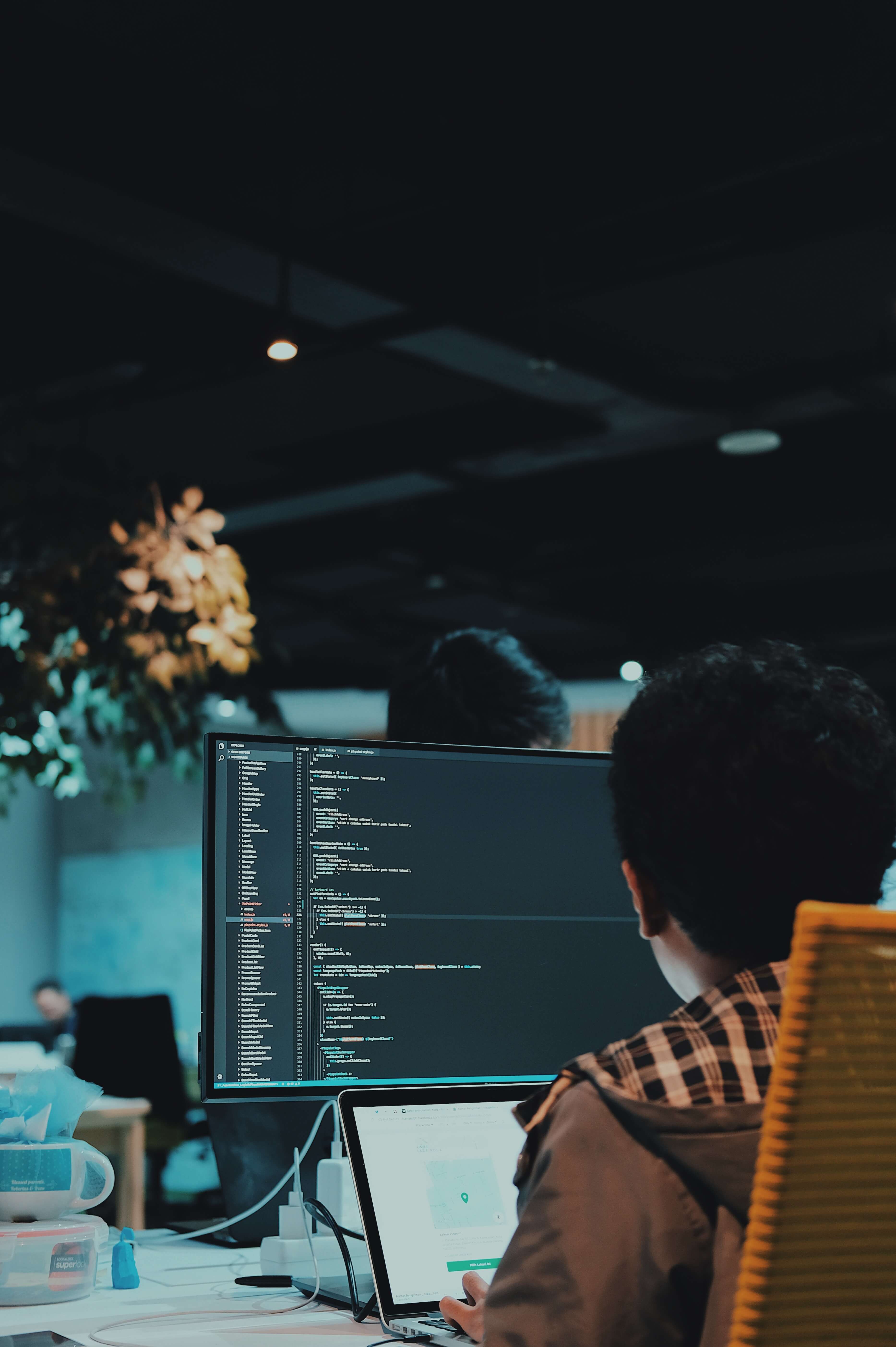 Programmeur de RBMedia travaillant sur du code dans un bureau moderne