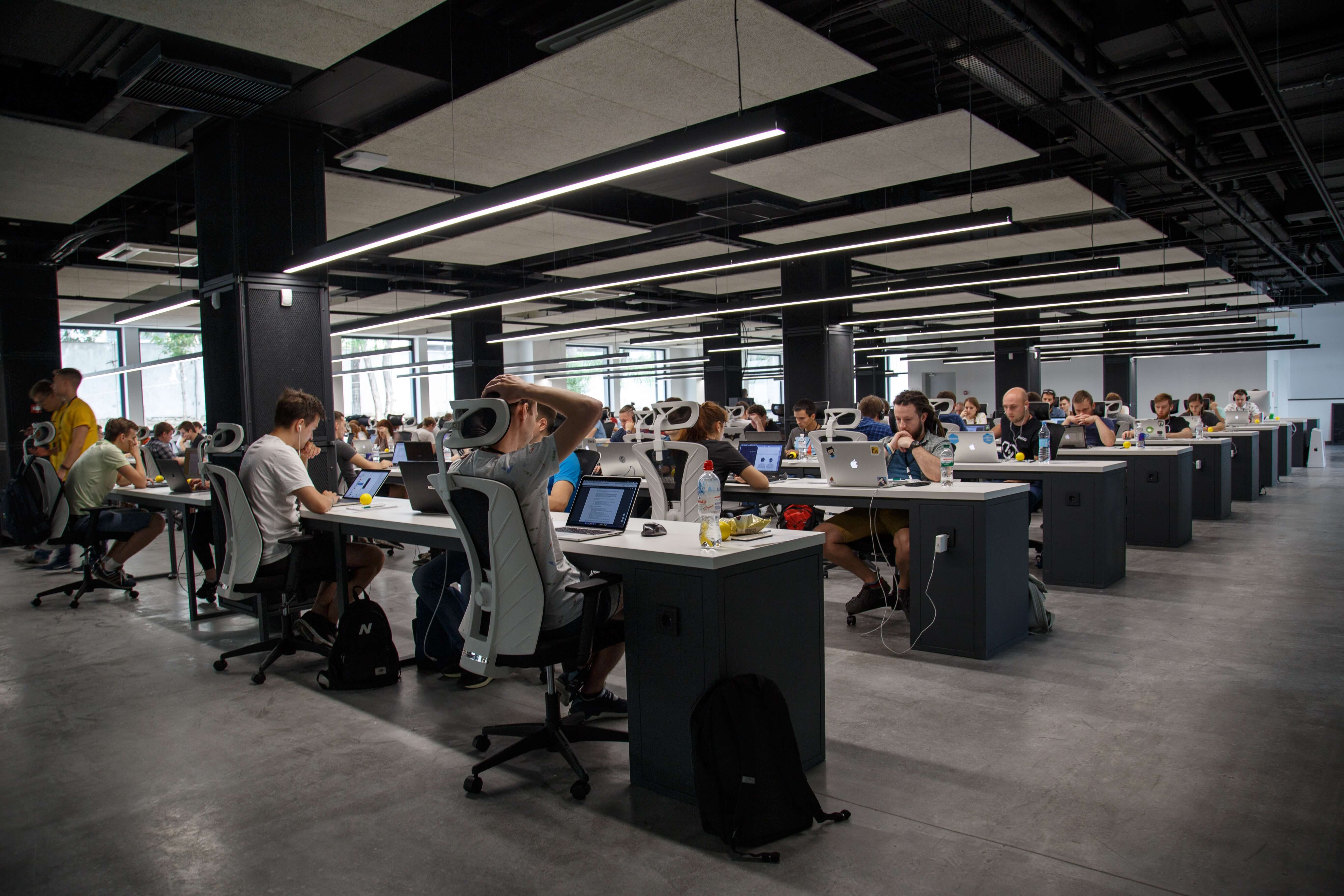 Espace de travail collaboratif avec une équipe de développeurs