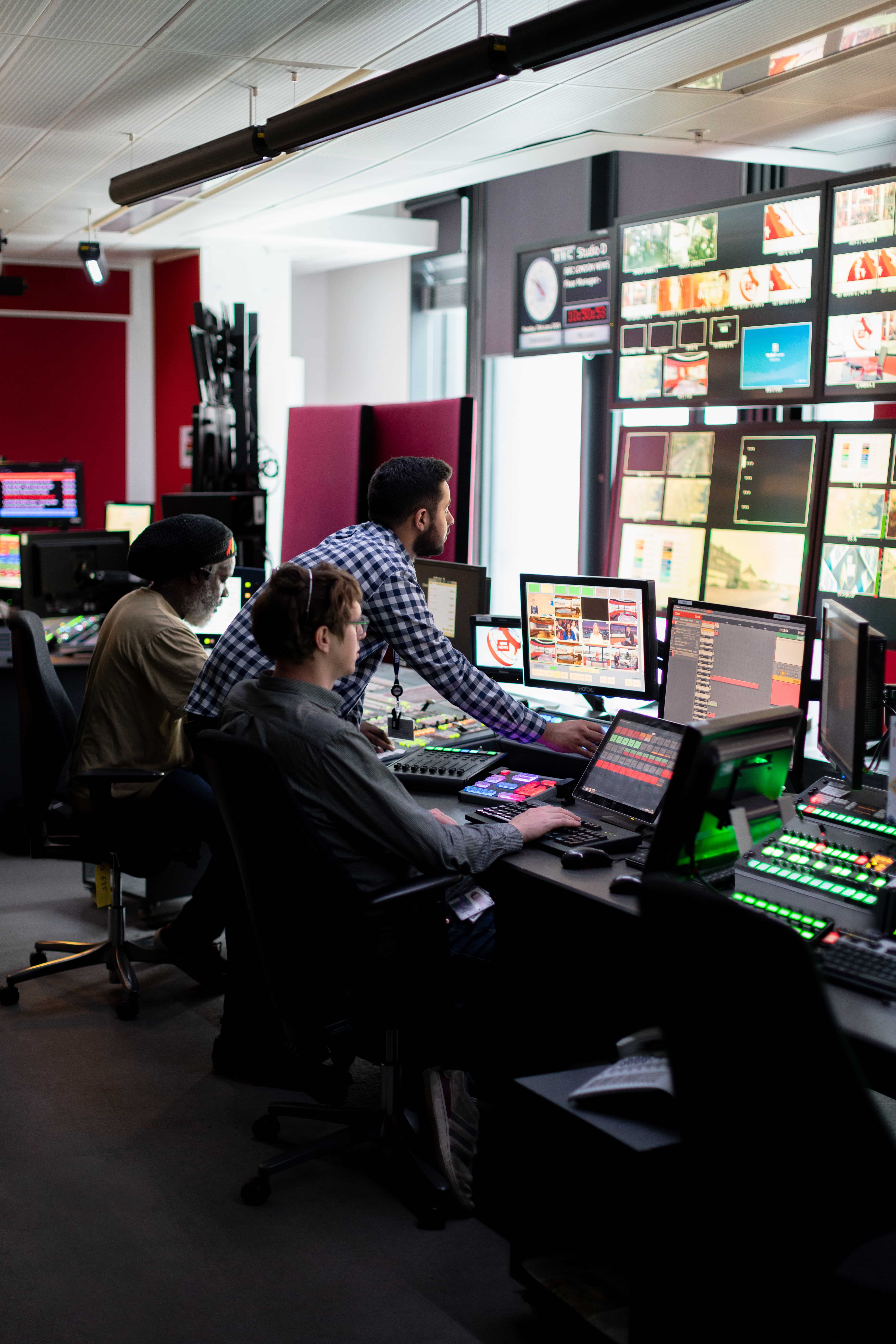 Salle de contrôle technologique avec plusieurs écrans de surveillance